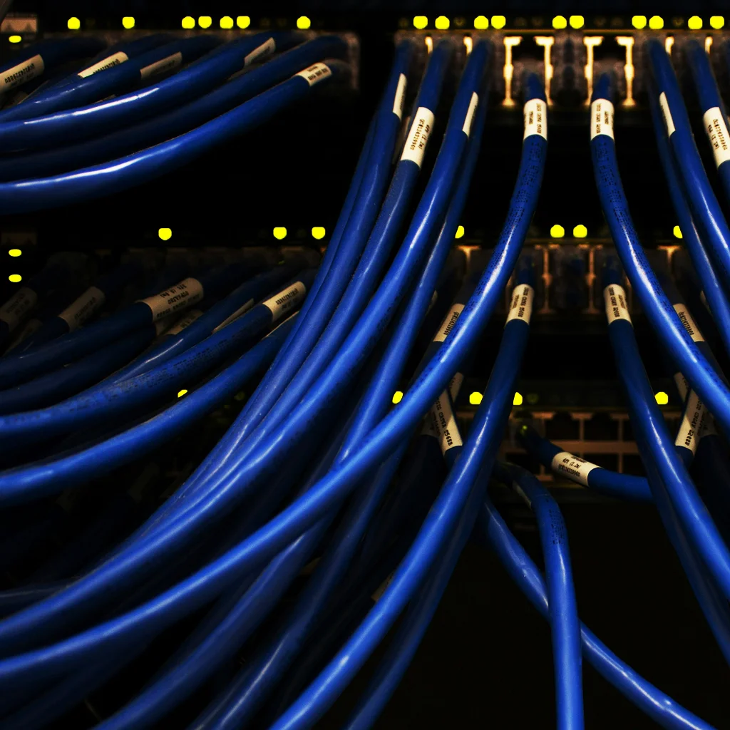 Installation de câblage réseau RJ45 en entreprise